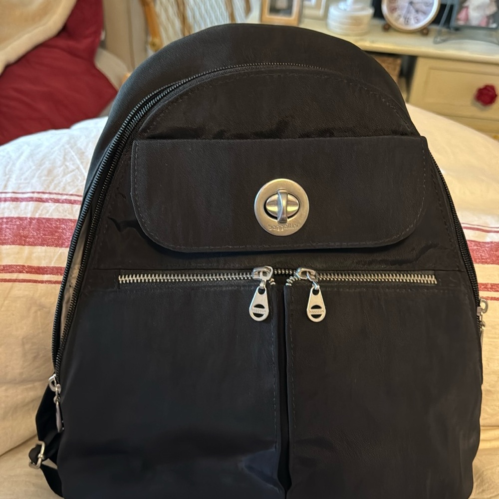 Baggallini backpack with wristlet